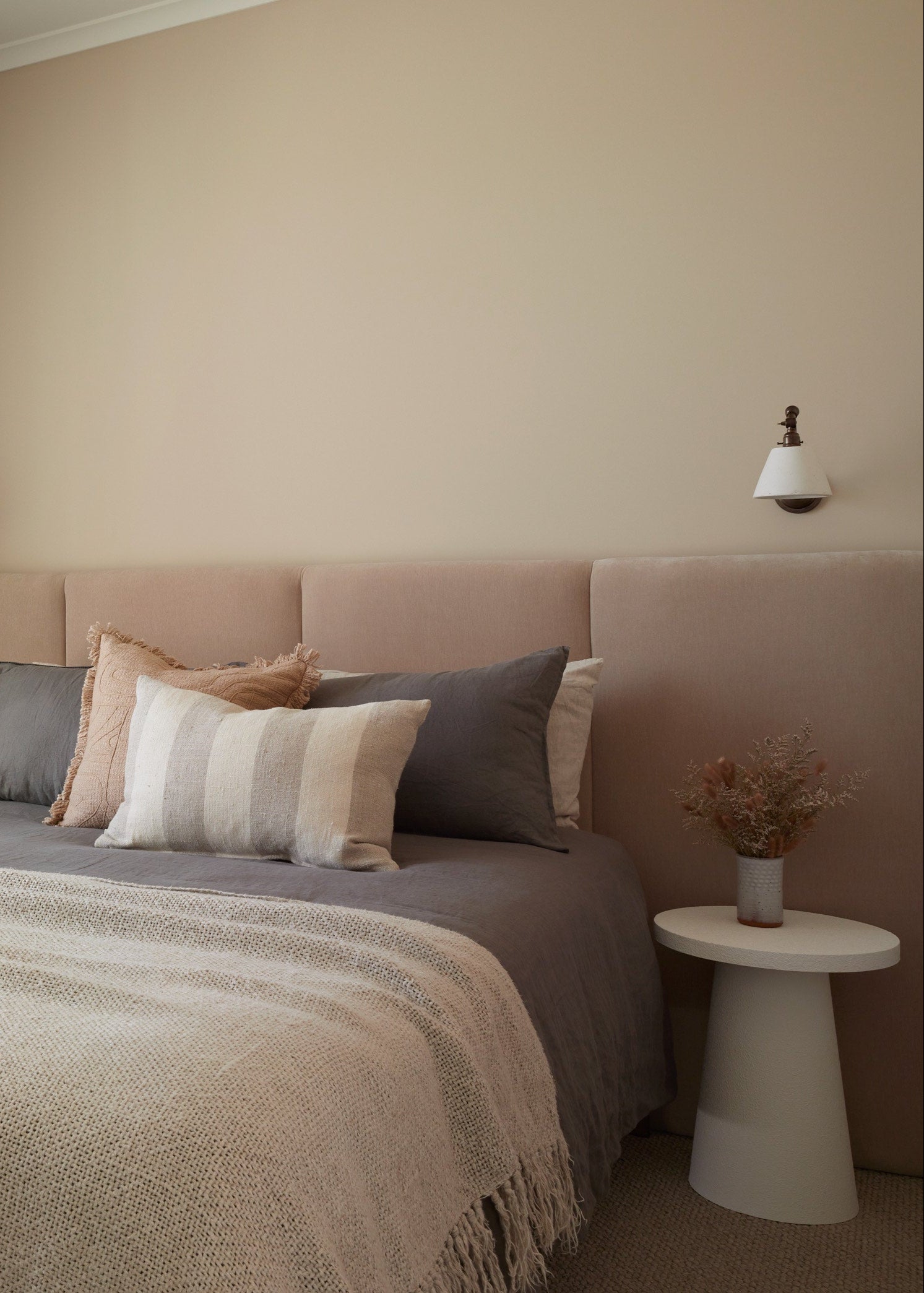 Mod wall light with extended arm