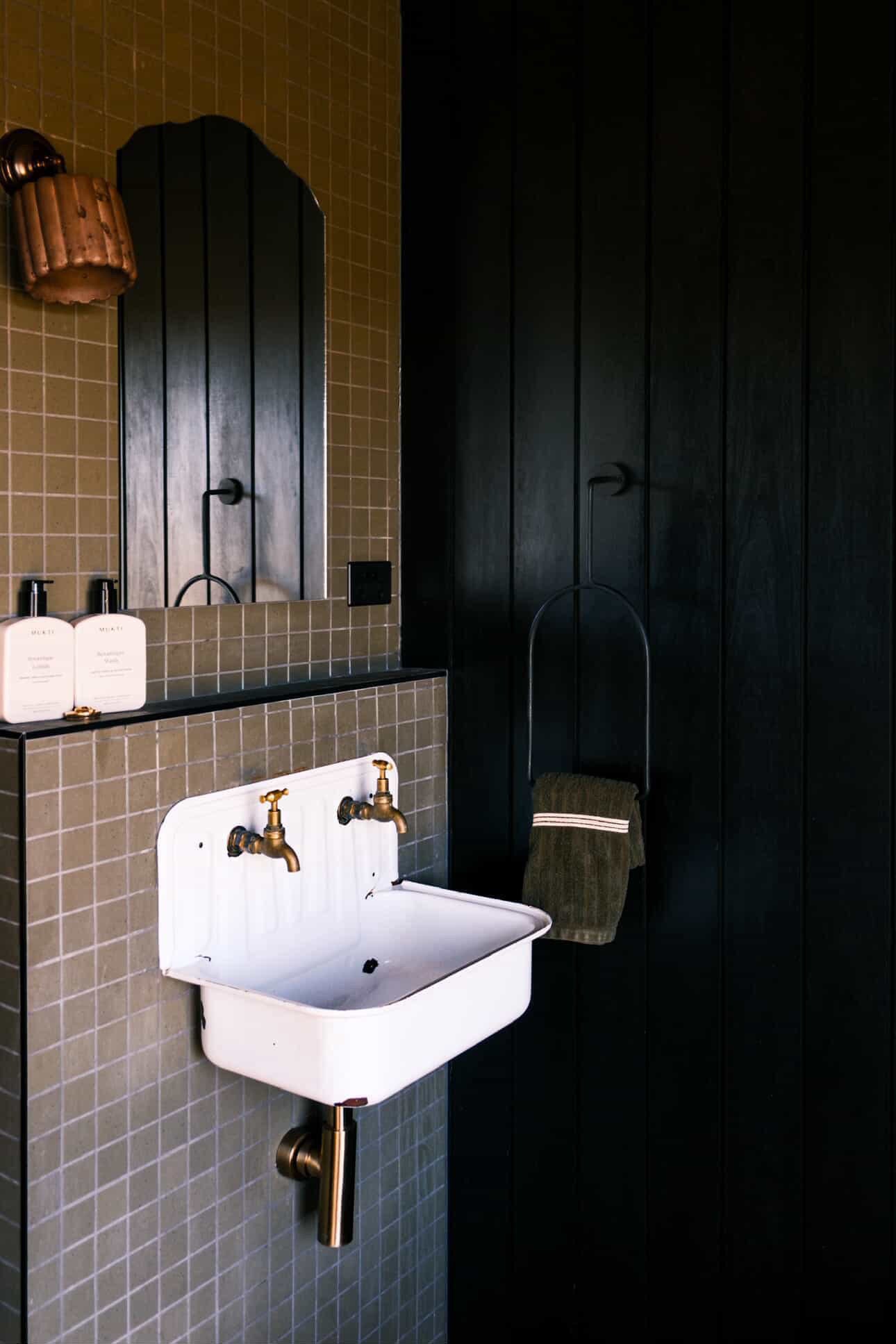 Fluted Knuckle Wall Light in Cocoa