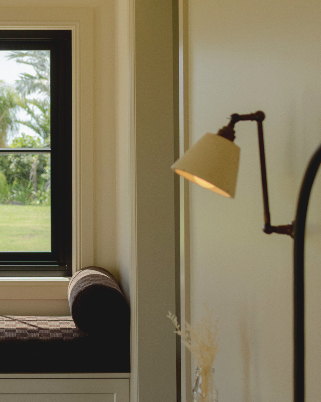 Mod wall light with extended arm